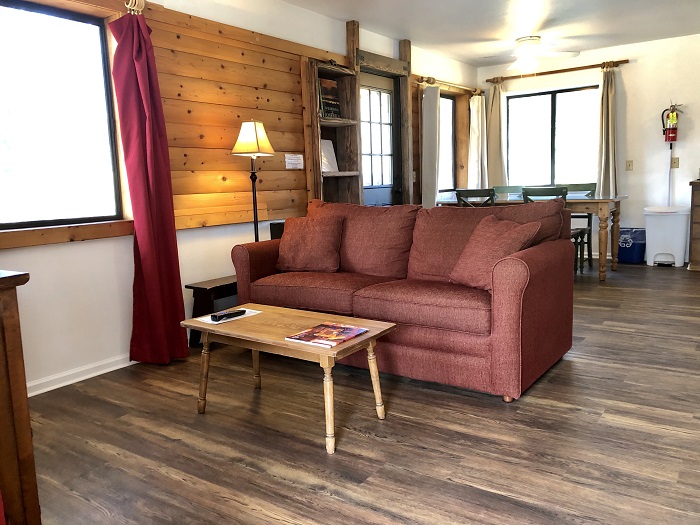 700 Oak Living room